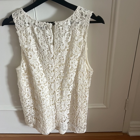 Beautiful Sleeveless Eyelet Tank - size M - Picture 3 of 3